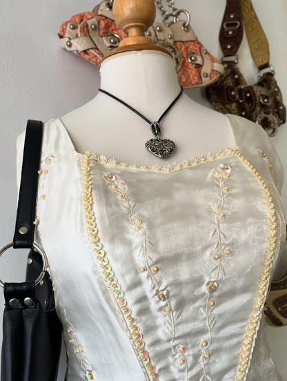 Pearly corset with embroidered embellishments