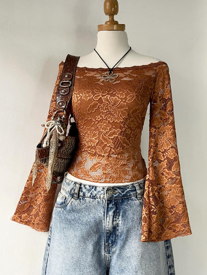Top off shoulder de encaje con mangas anchas