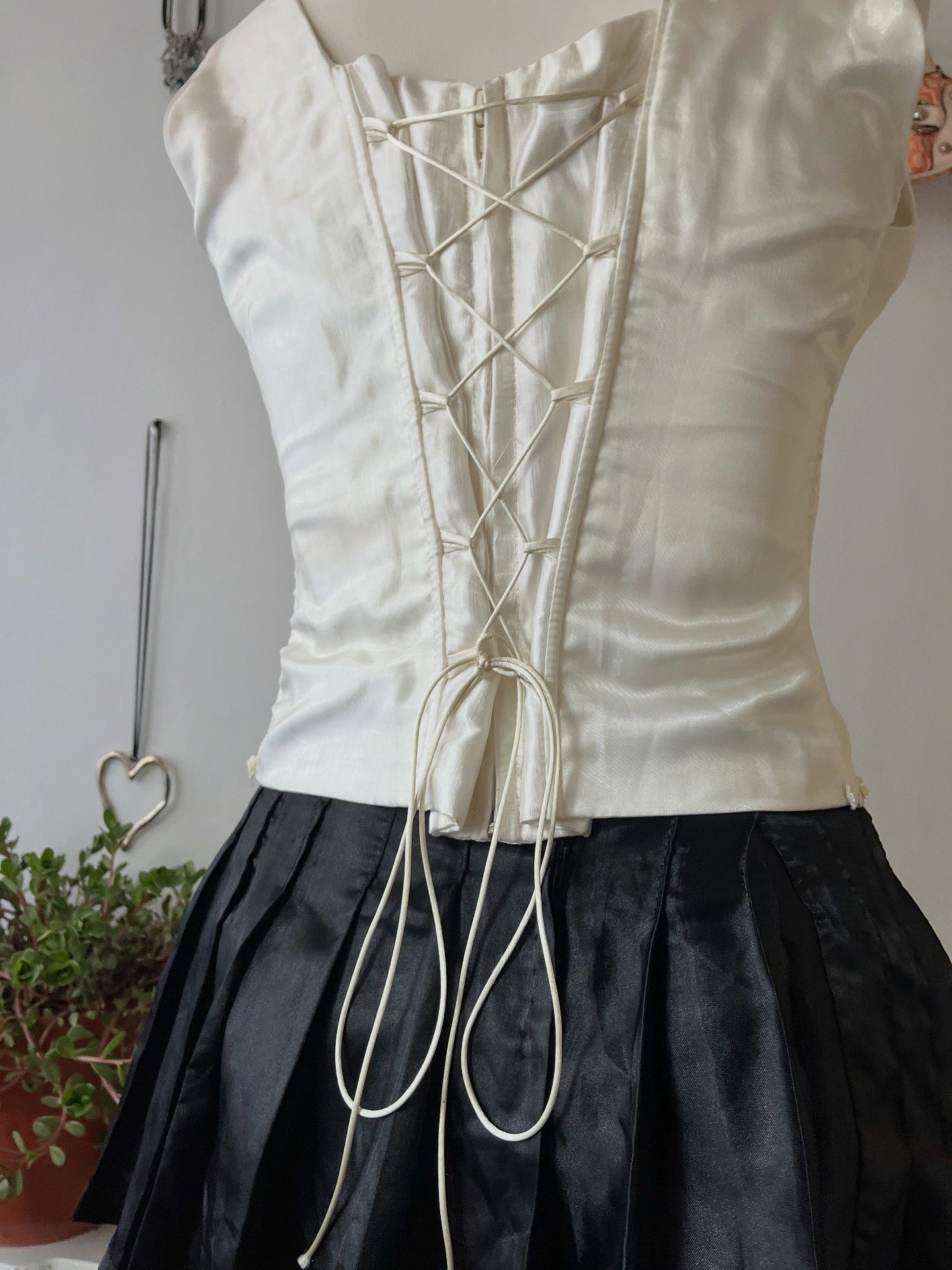 Pearly corset with embroidered embellishments