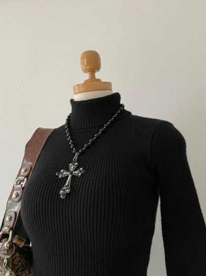 Long-sleeved turtleneck sweater