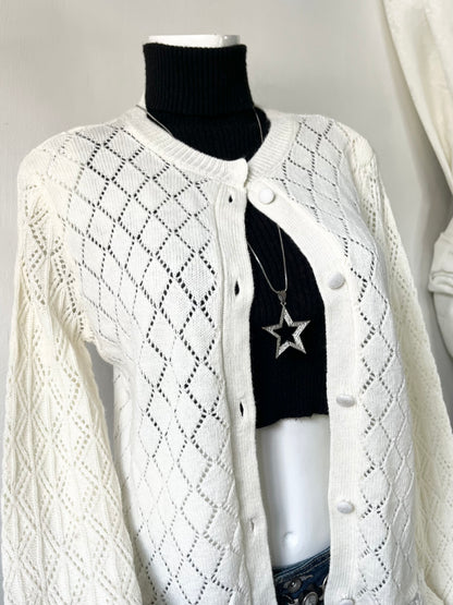Cardigan oversize color perla con bordes de encaje