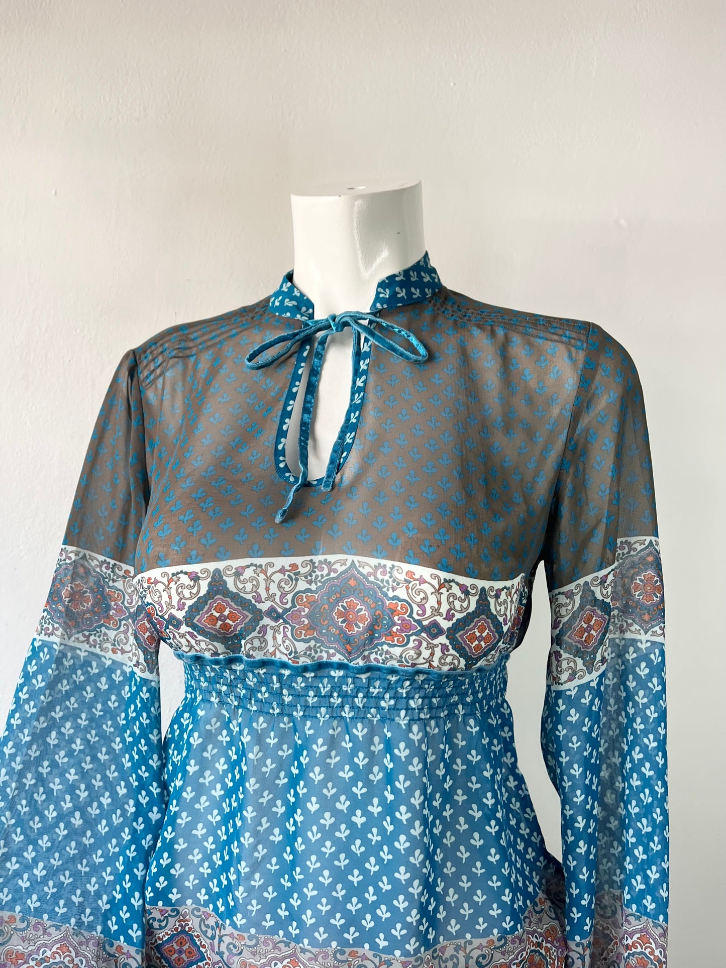 Long-sleeved blouse with adjustable tie- size S