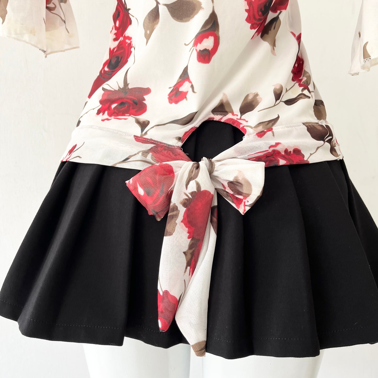 Blusa blanca de flores rojas
