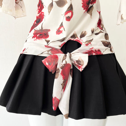 Blusa blanca de flores rojas