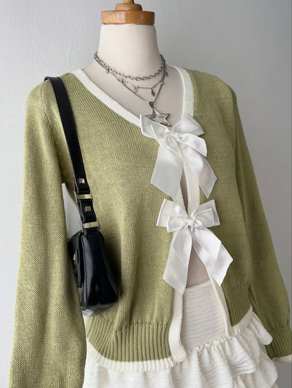 Adorable cardigan with bows