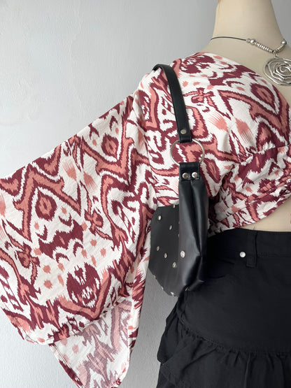 Tribal blouse with wide sleeves, fitted at the waist