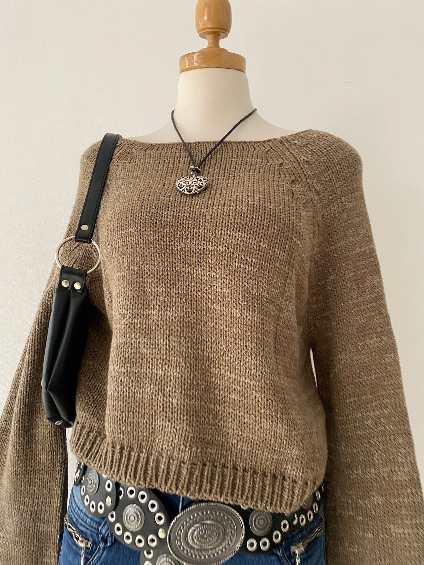 Waist-length sweater with straight sleeves