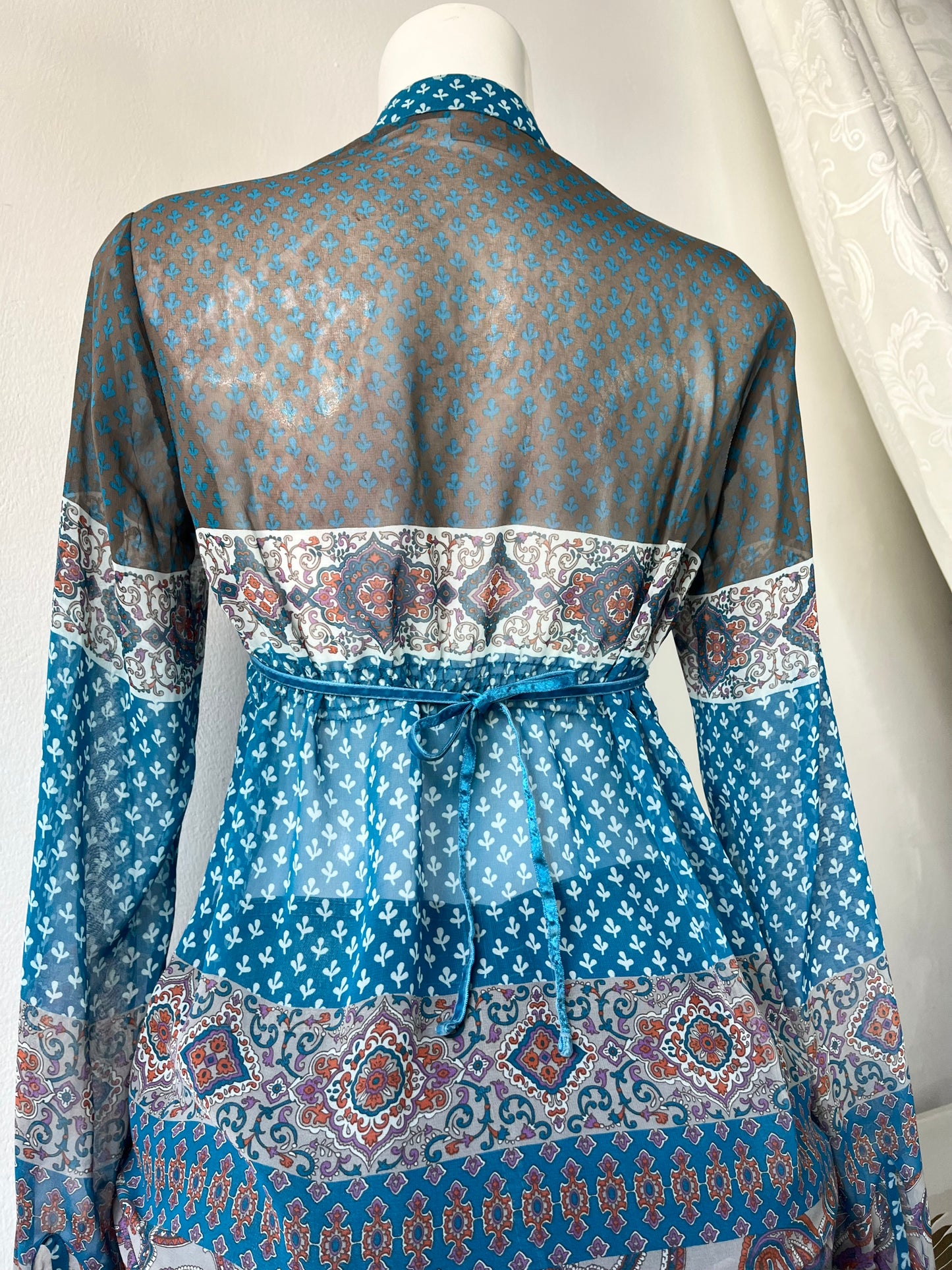 Long-sleeved blouse with adjustable tie- size S
