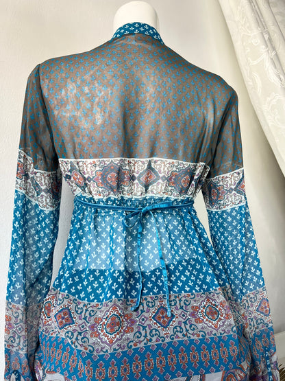 Long-sleeved blouse with adjustable tie- size S