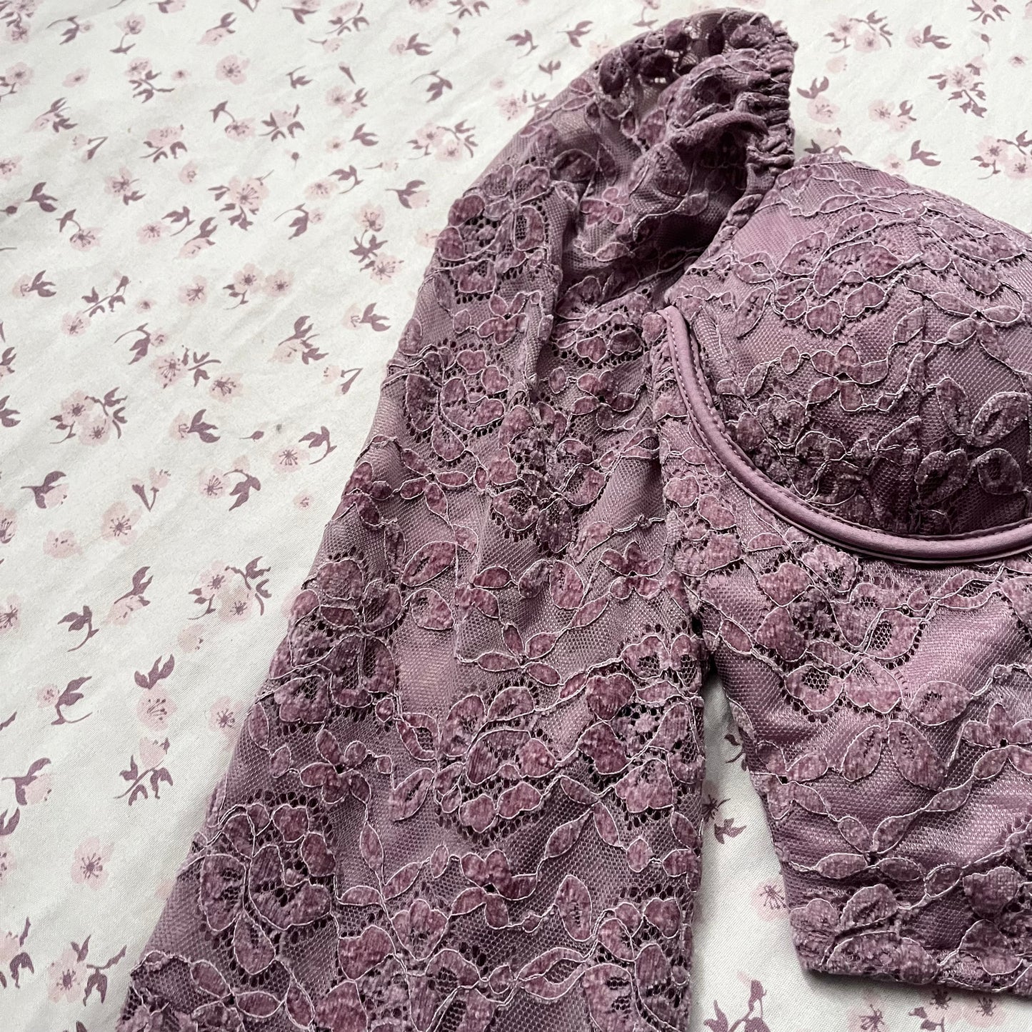 Corset top at the waist with flared sleeves