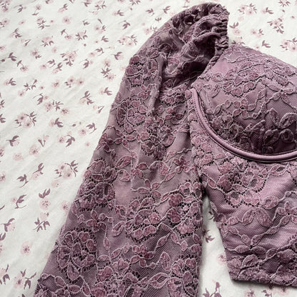 Corset top at the waist with flared sleeves