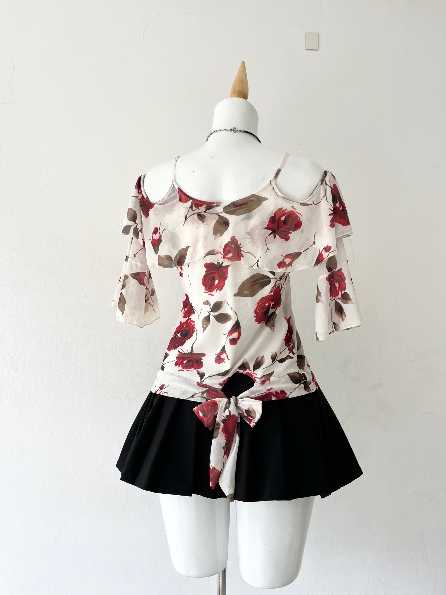 Blusa blanca de flores rojas