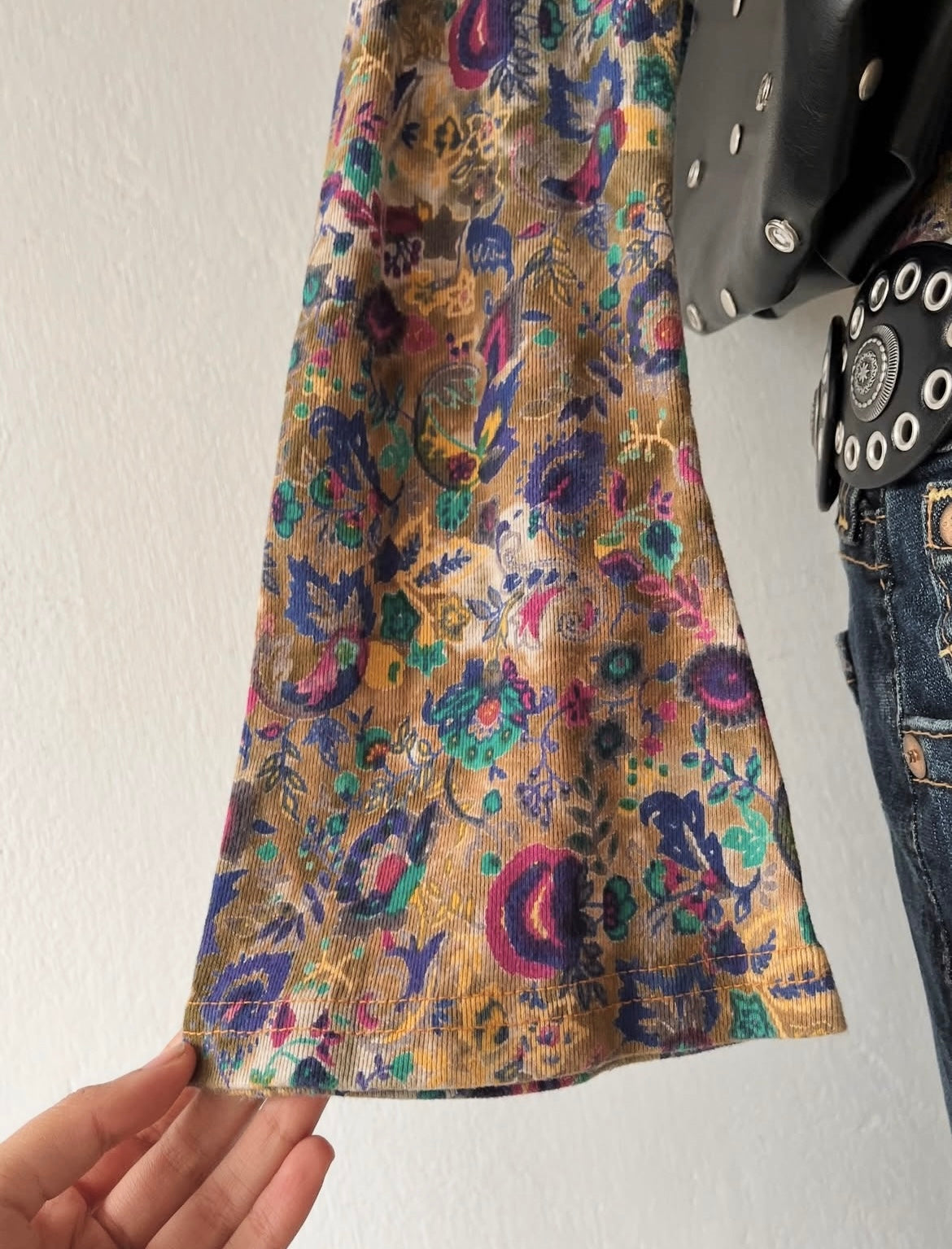 Adorable bohemian top with sequins