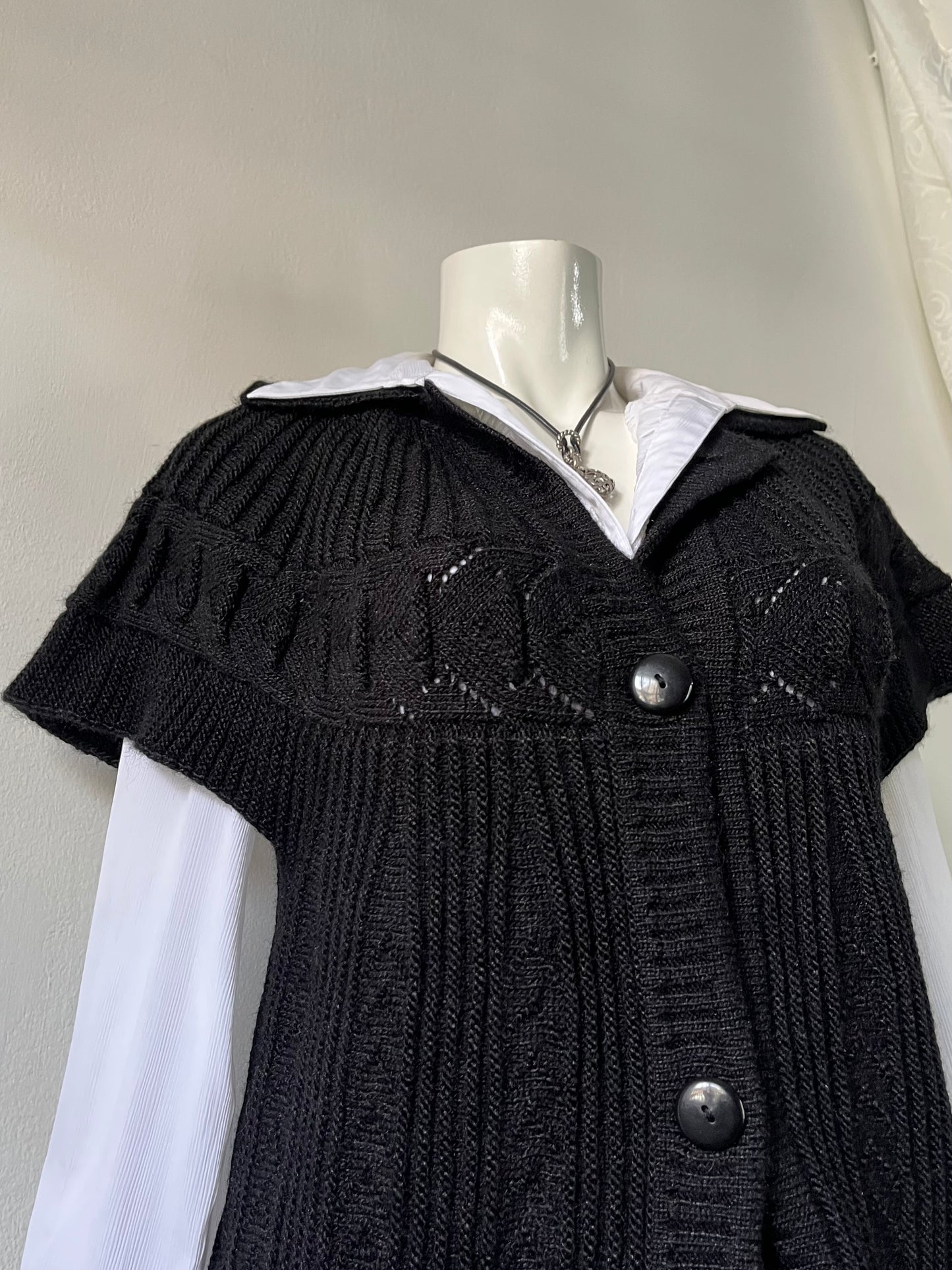 Adorable knitted cardigan with two pockets