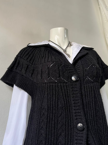 Adorable knitted cardigan with two pockets