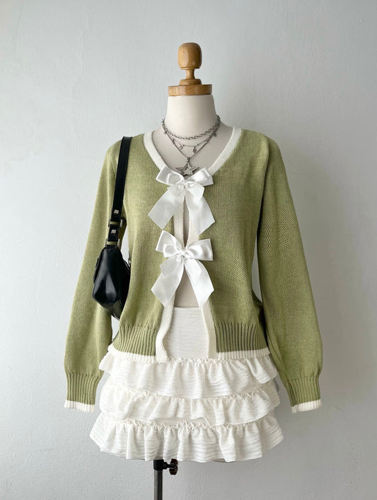 Adorable cardigan with bows