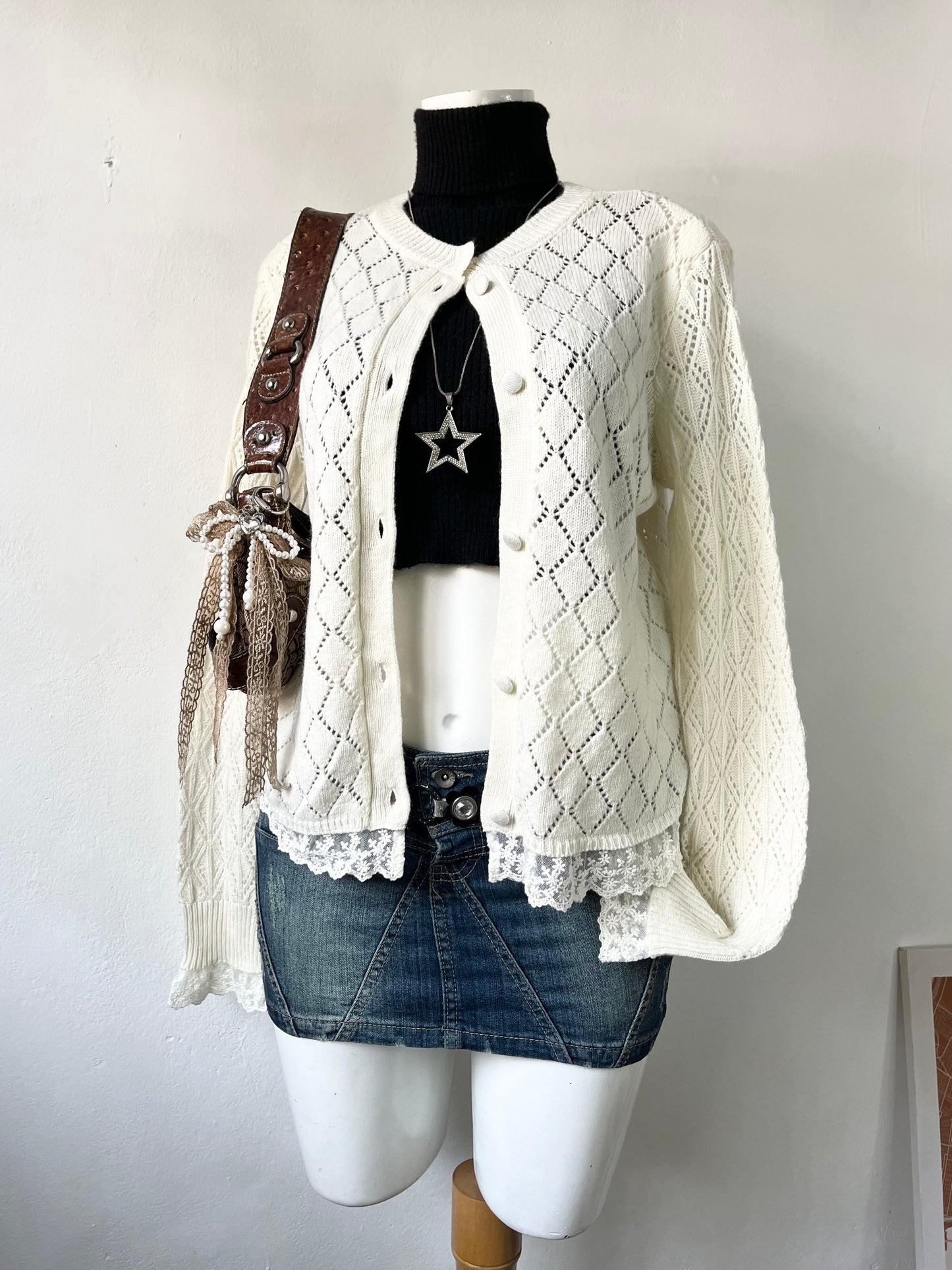 Cardigan oversize color perla con bordes de encaje