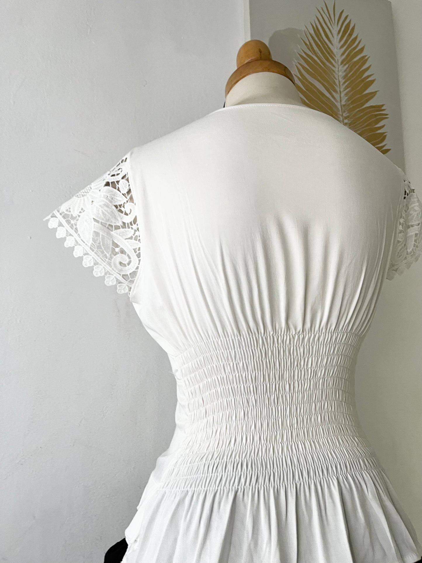 Blusa con mangas de encaje y lazo