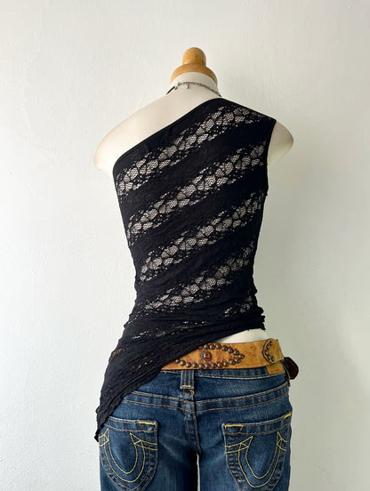 Asymmetrical mesh top