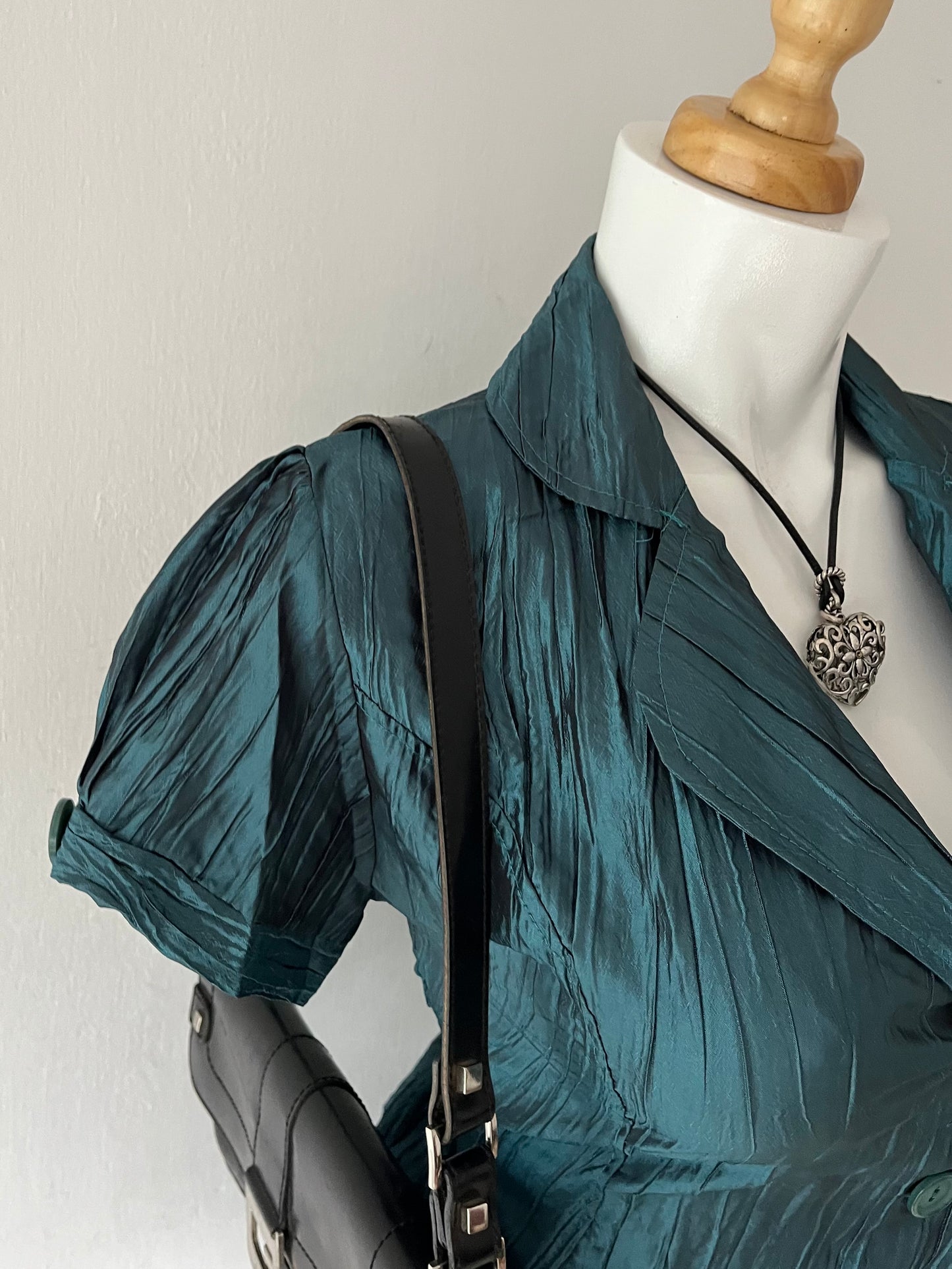 Adorable iridescent green blouse