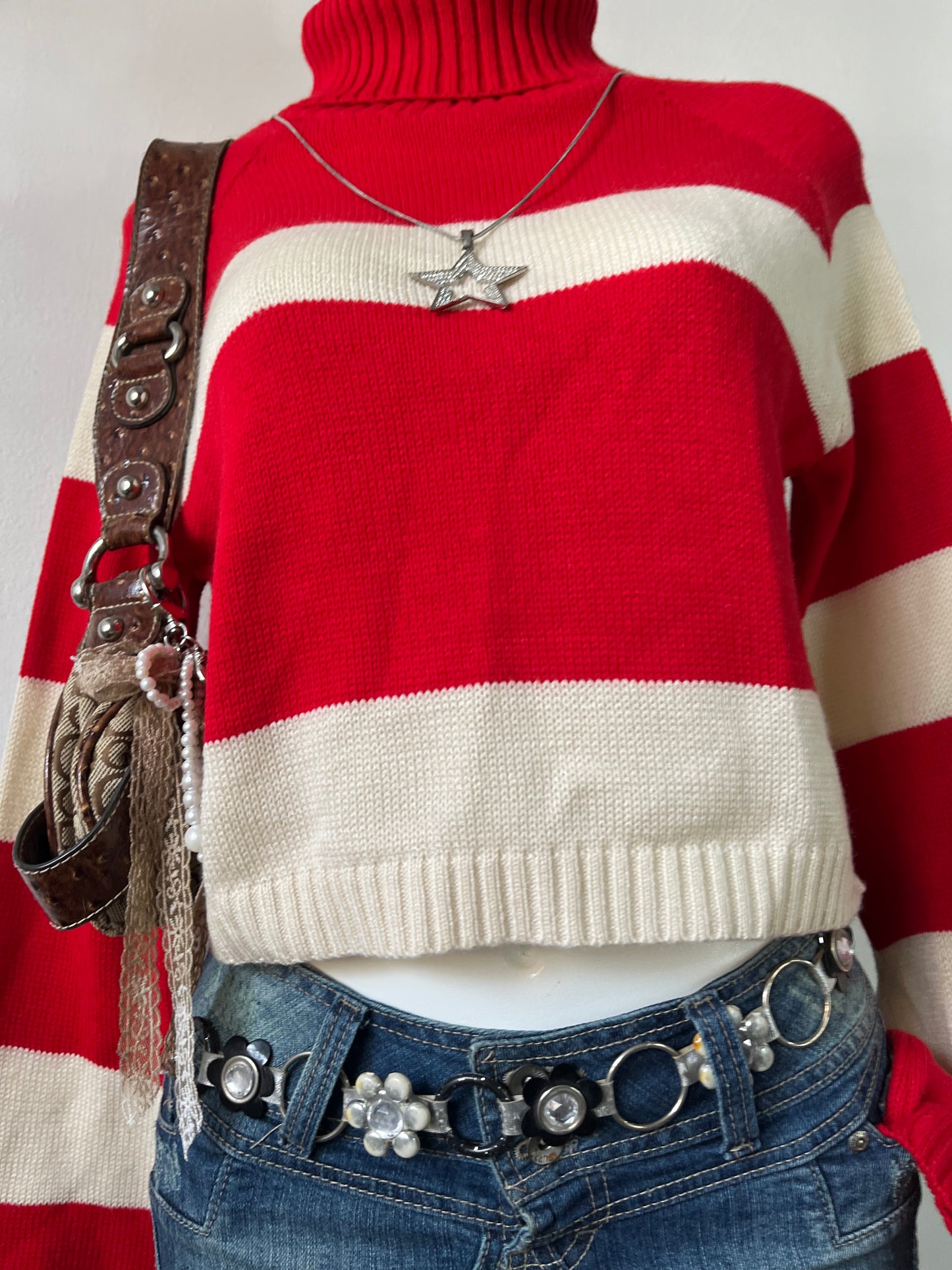 Sweater de cuello alto y mangas acampanadas