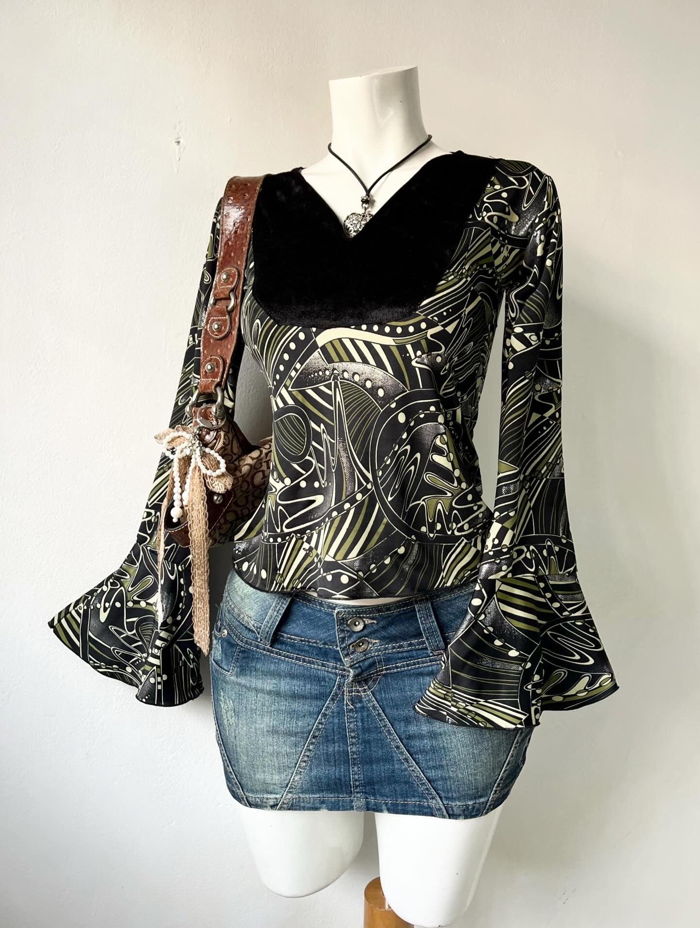 Bell-sleeved vintage top