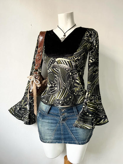 Bell-sleeved vintage top