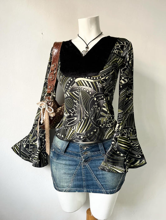 Bell-sleeved vintage top