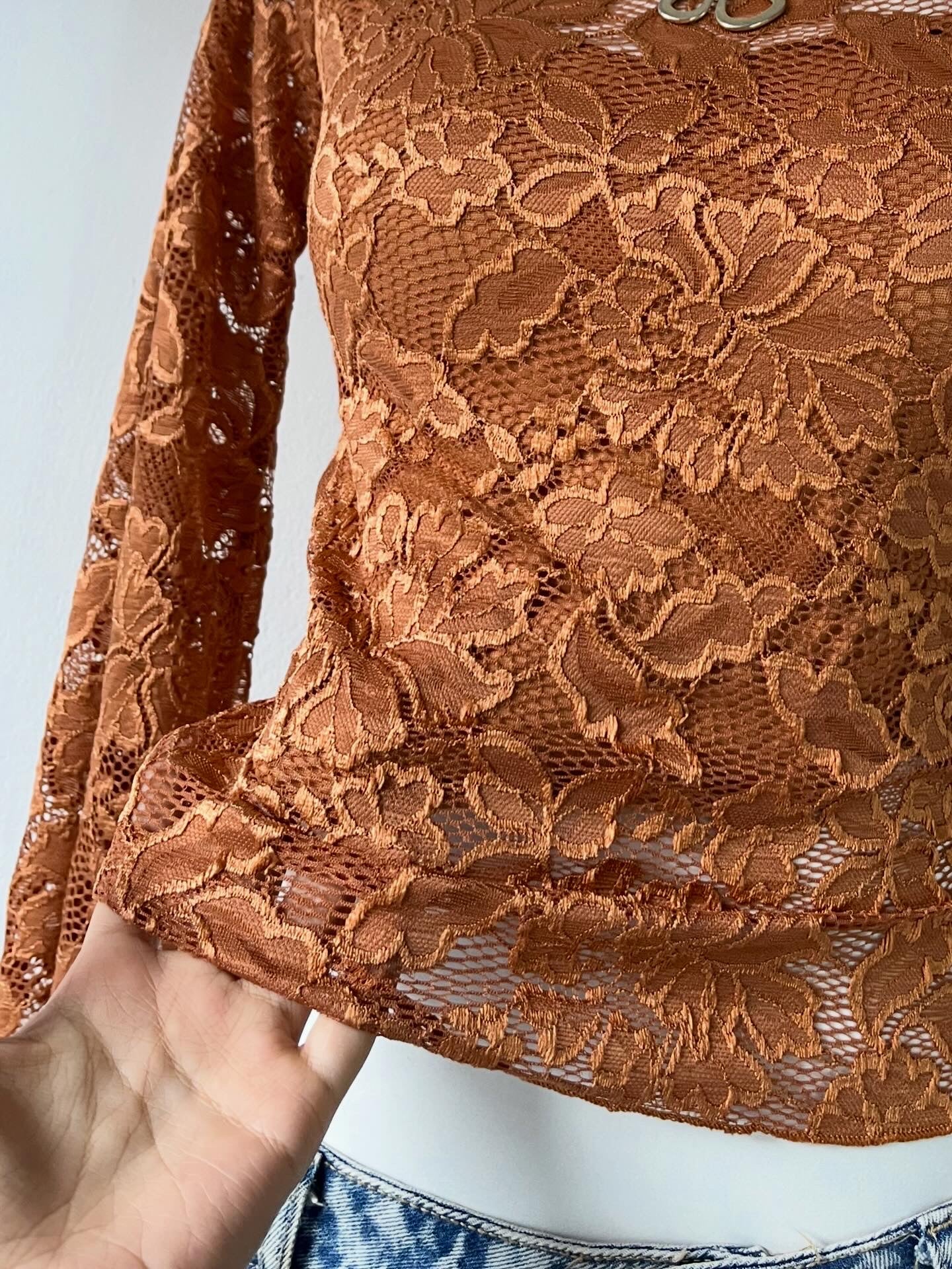 Top off shoulder de encaje con mangas anchas