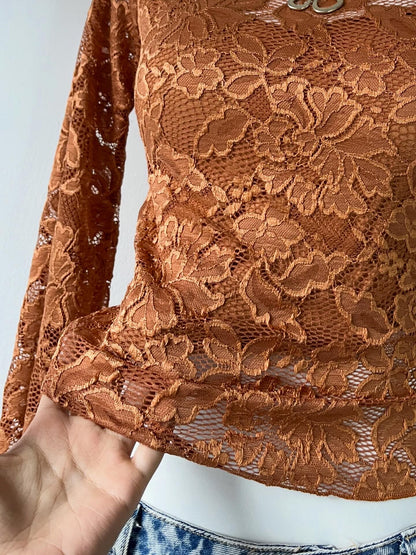 Top off shoulder de encaje con mangas anchas