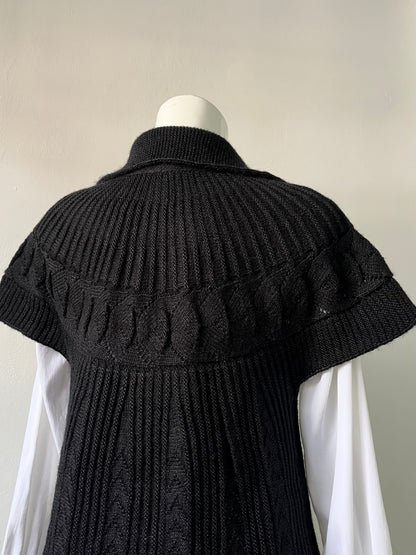Adorable knitted cardigan with two pockets