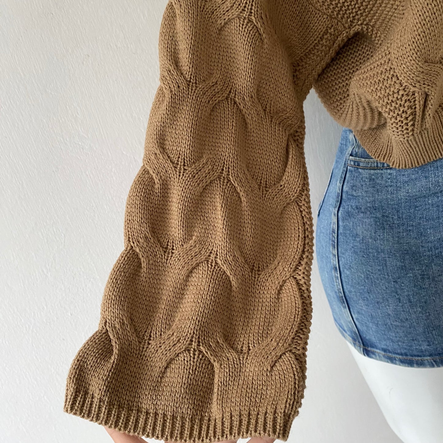 Camel waist sweater with interwoven design