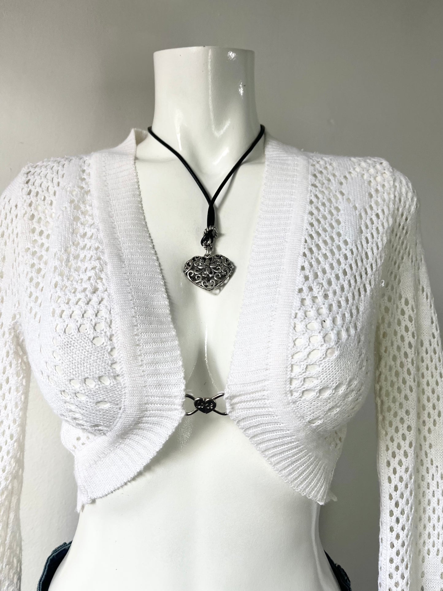 Cardigan color perla tejido con broche plateado