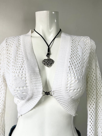 Cardigan color perla tejido con broche plateado