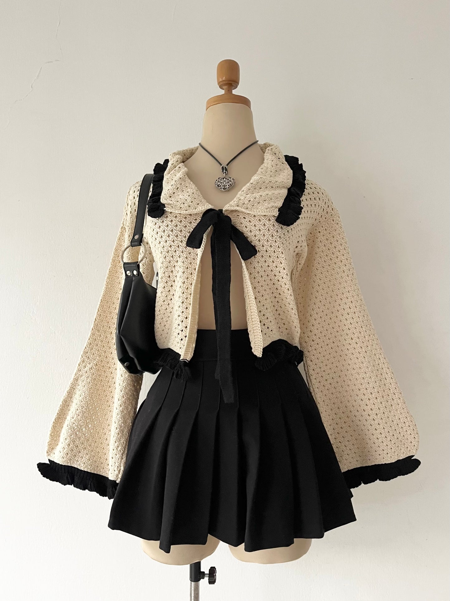 Knitted cardigan with bow