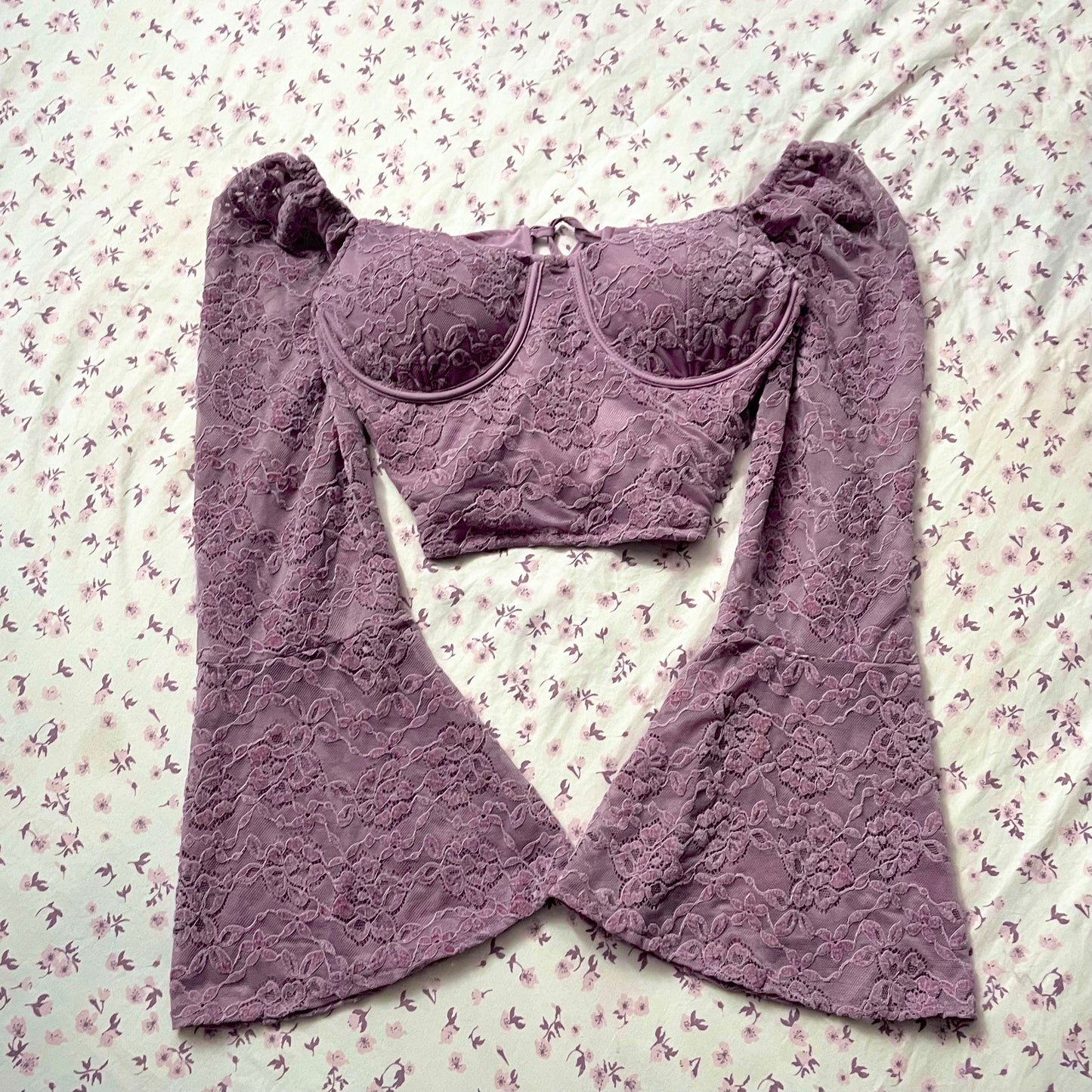 Corset top at the waist with flared sleeves