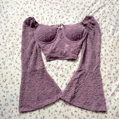 Corset top at the waist with flared sleeves