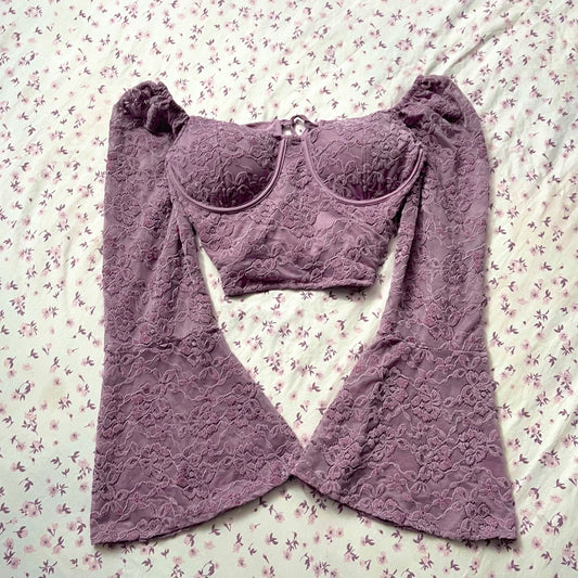 Corset top at the waist with flared sleeves