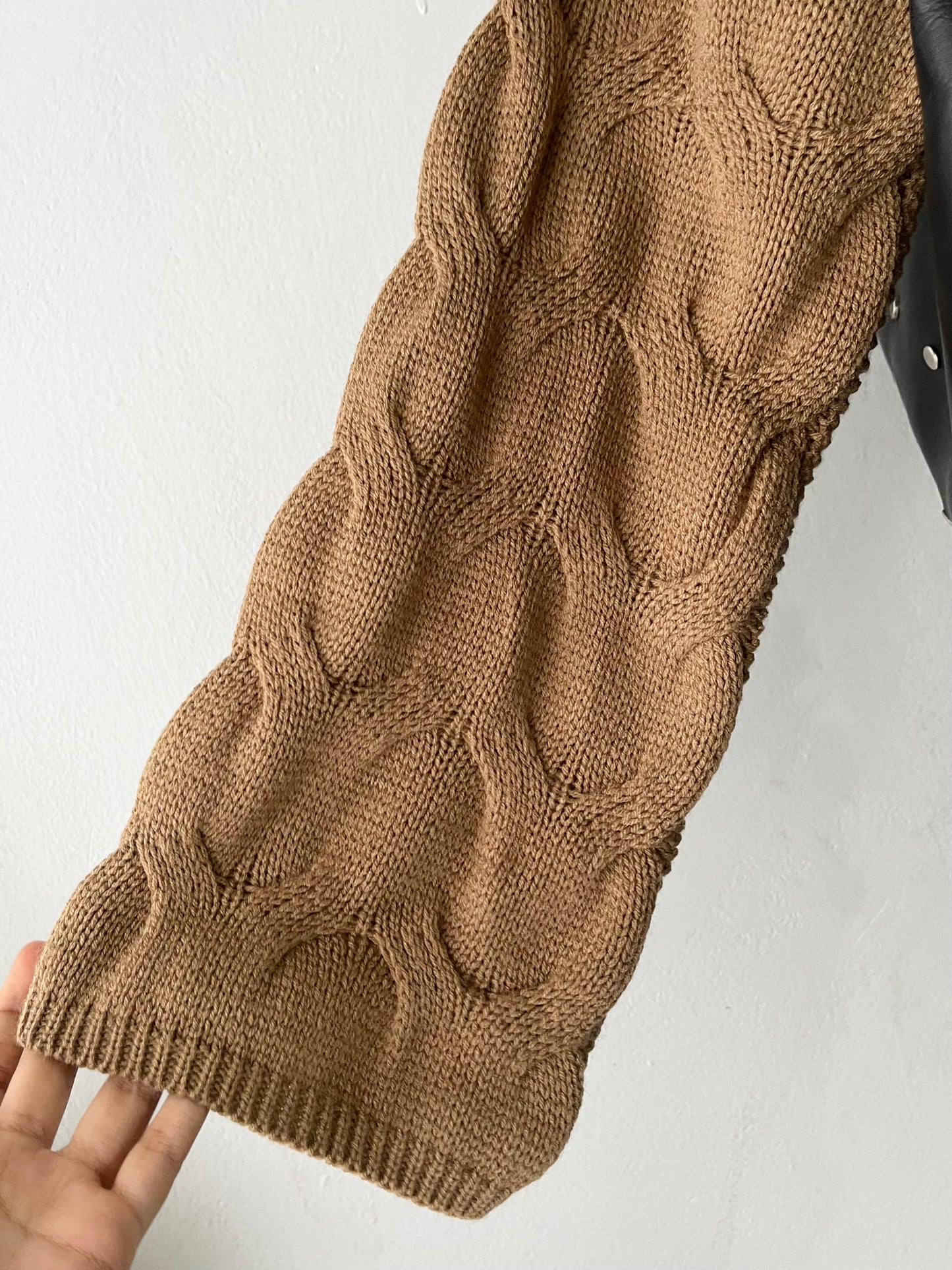 Knitted waist sweater with interwoven design