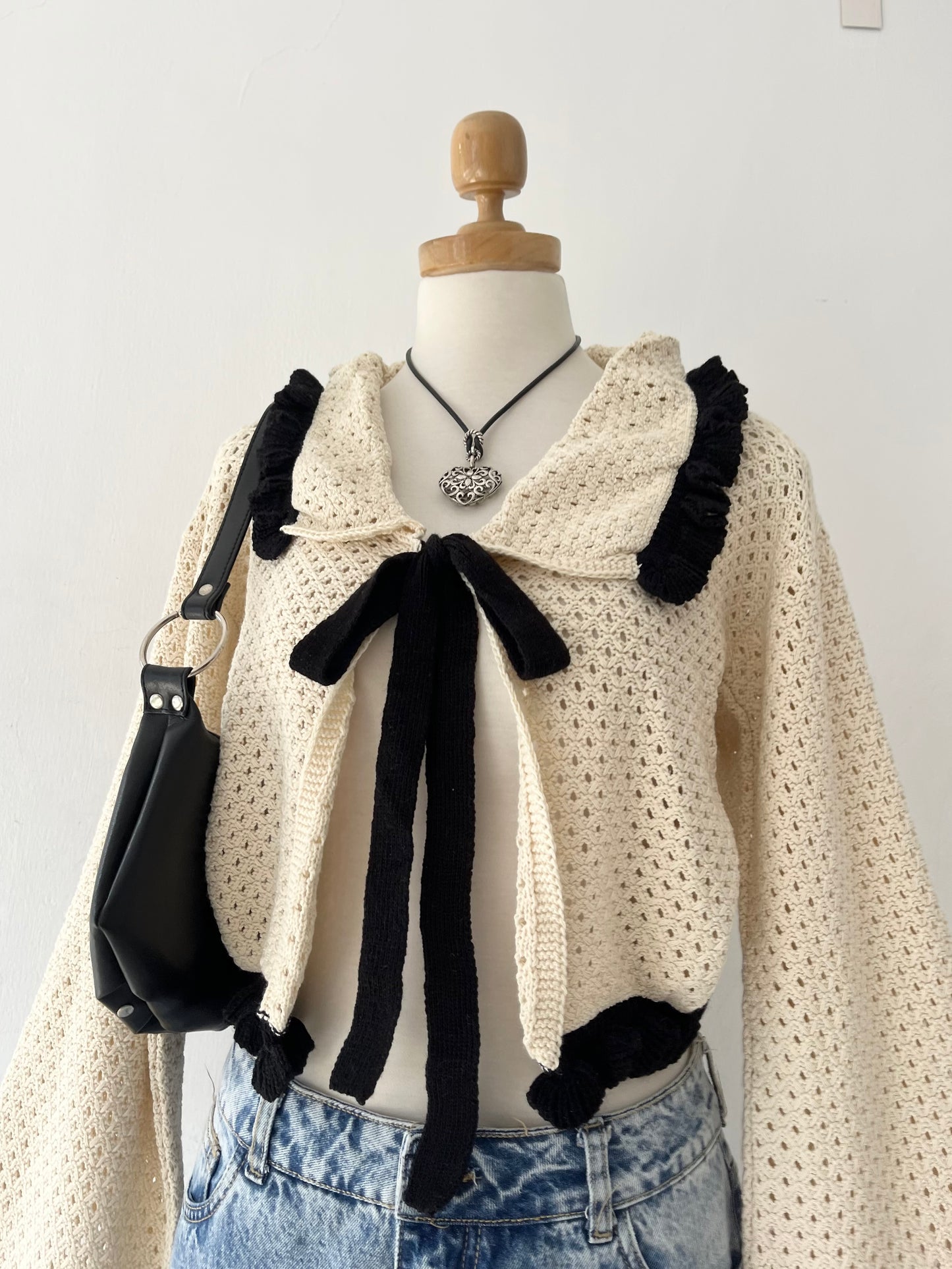 Knitted cardigan with bow