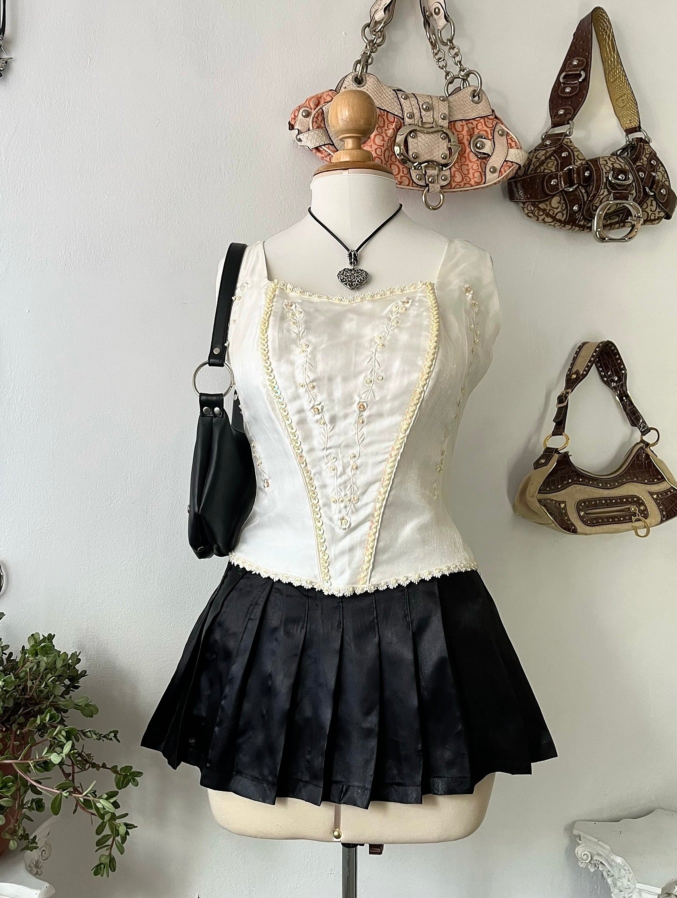 Pearly corset with embroidered embellishments