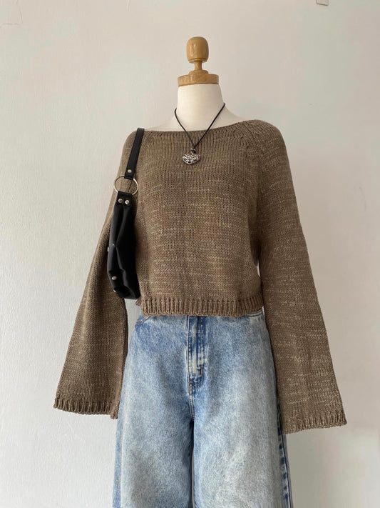 Waist-length sweater with straight sleeves