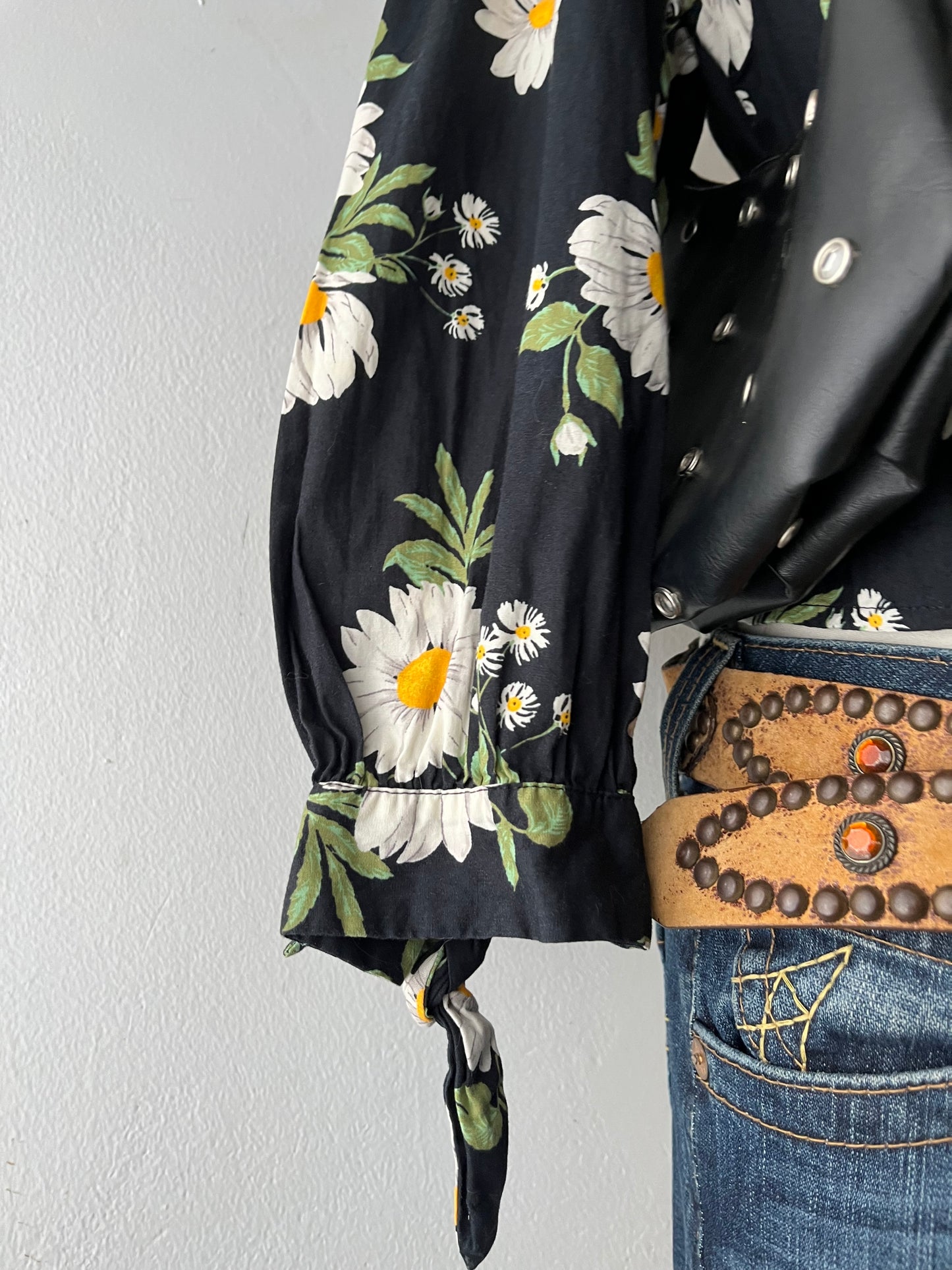 Floral blouse with wide sleeves