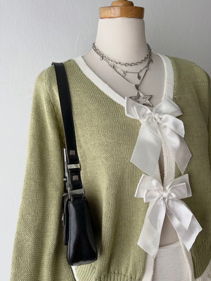 Adorable cardigan with bows