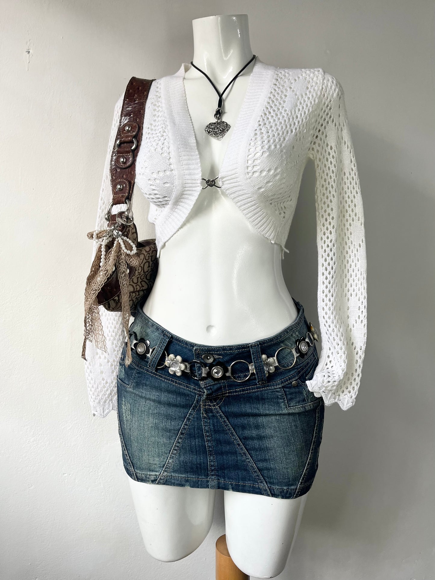 Cardigan color perla tejido con broche plateado