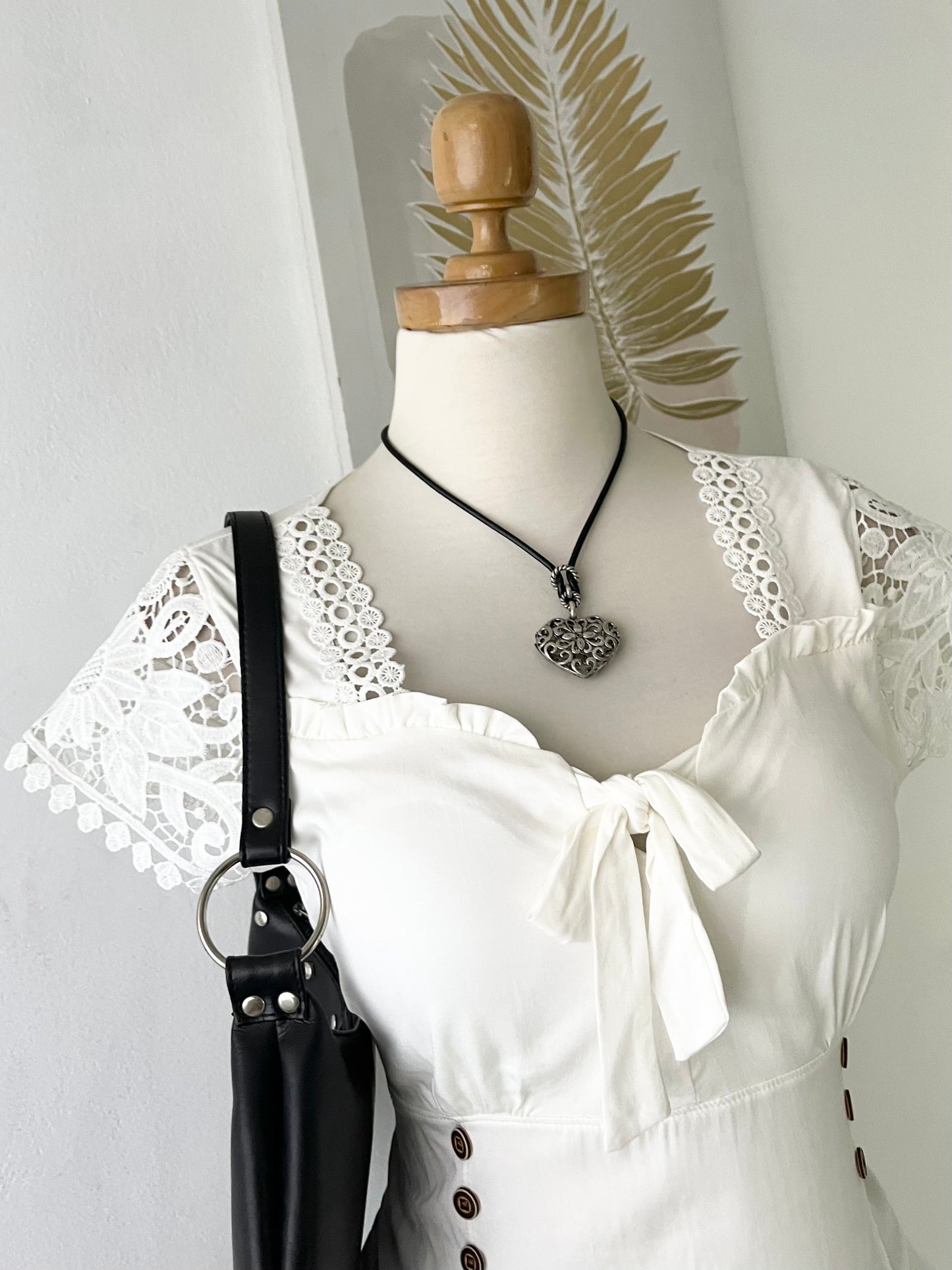 Blusa con mangas de encaje y lazo