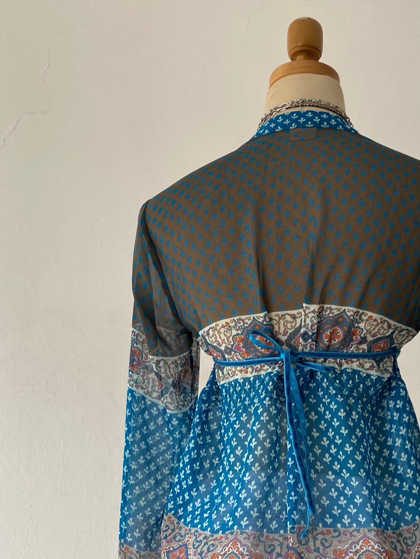 Bohemian top with bow at the back