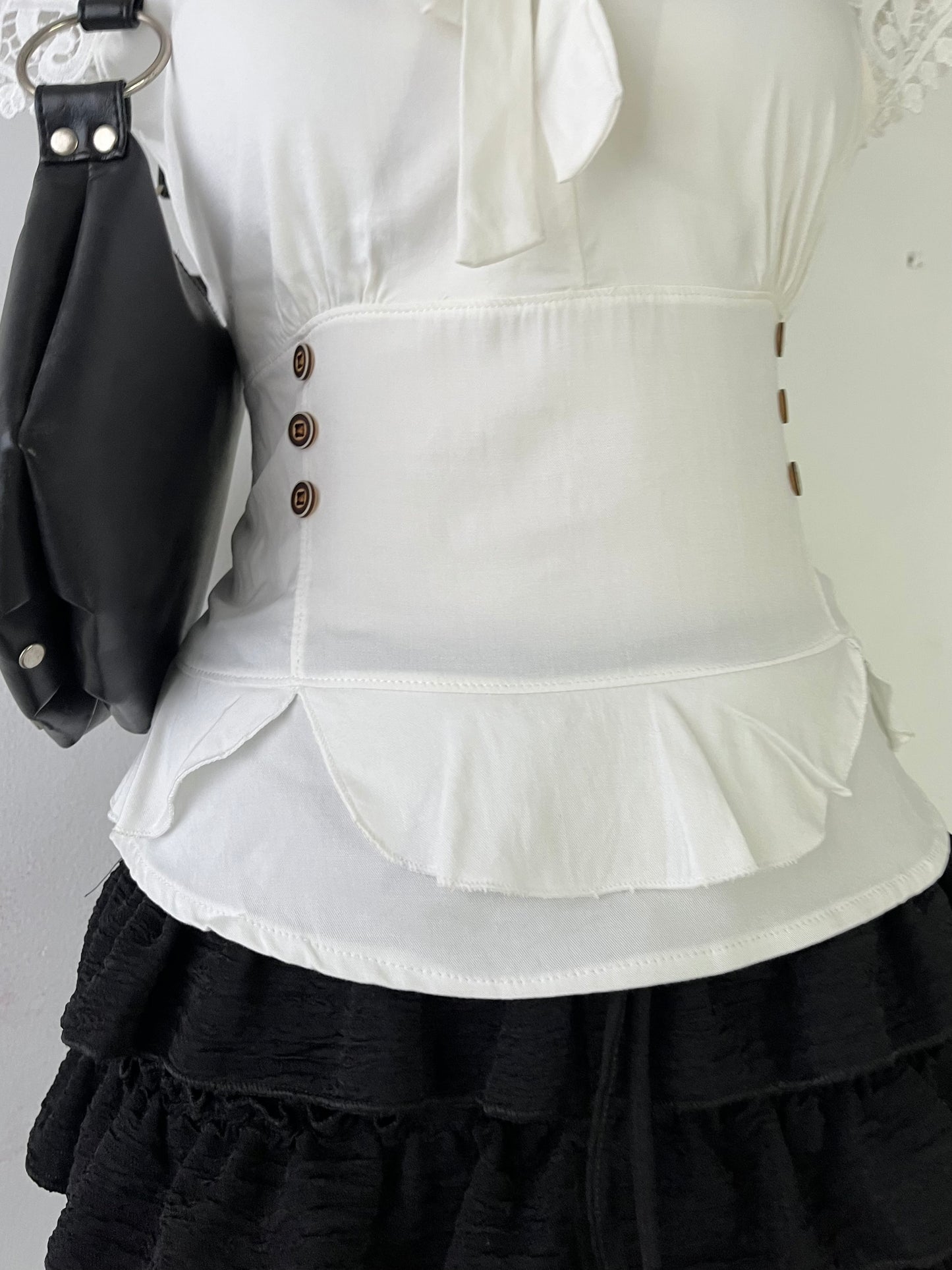 Blusa con mangas de encaje y lazo