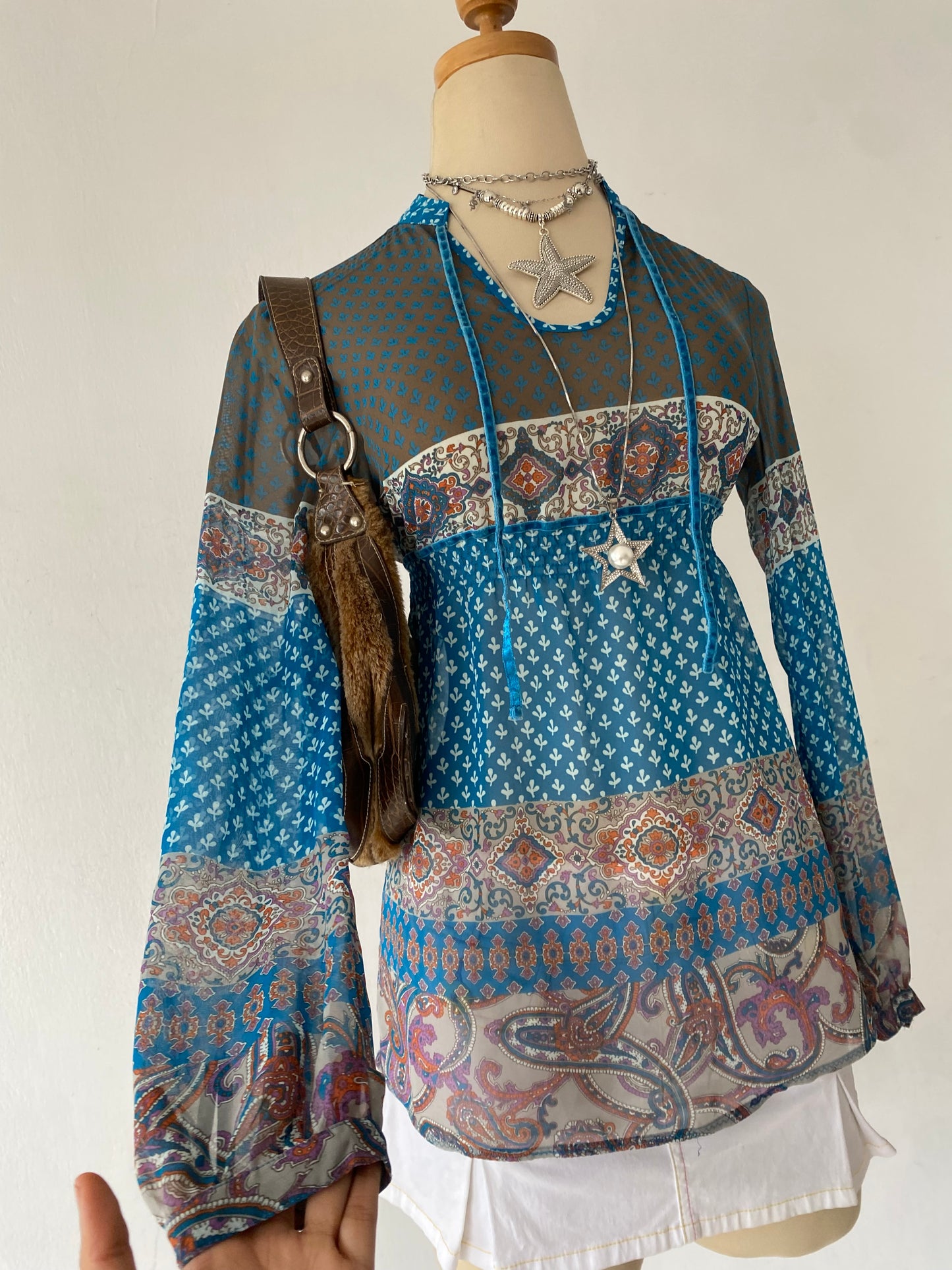Bohemian top with bow at the back